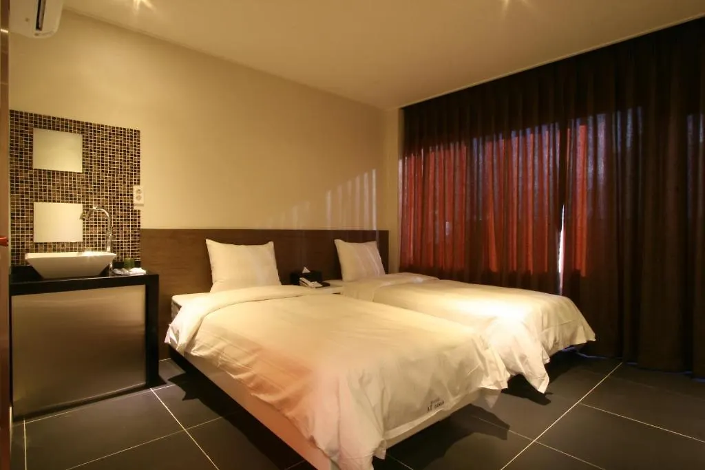 Motell At Noon Hotel In Jeju