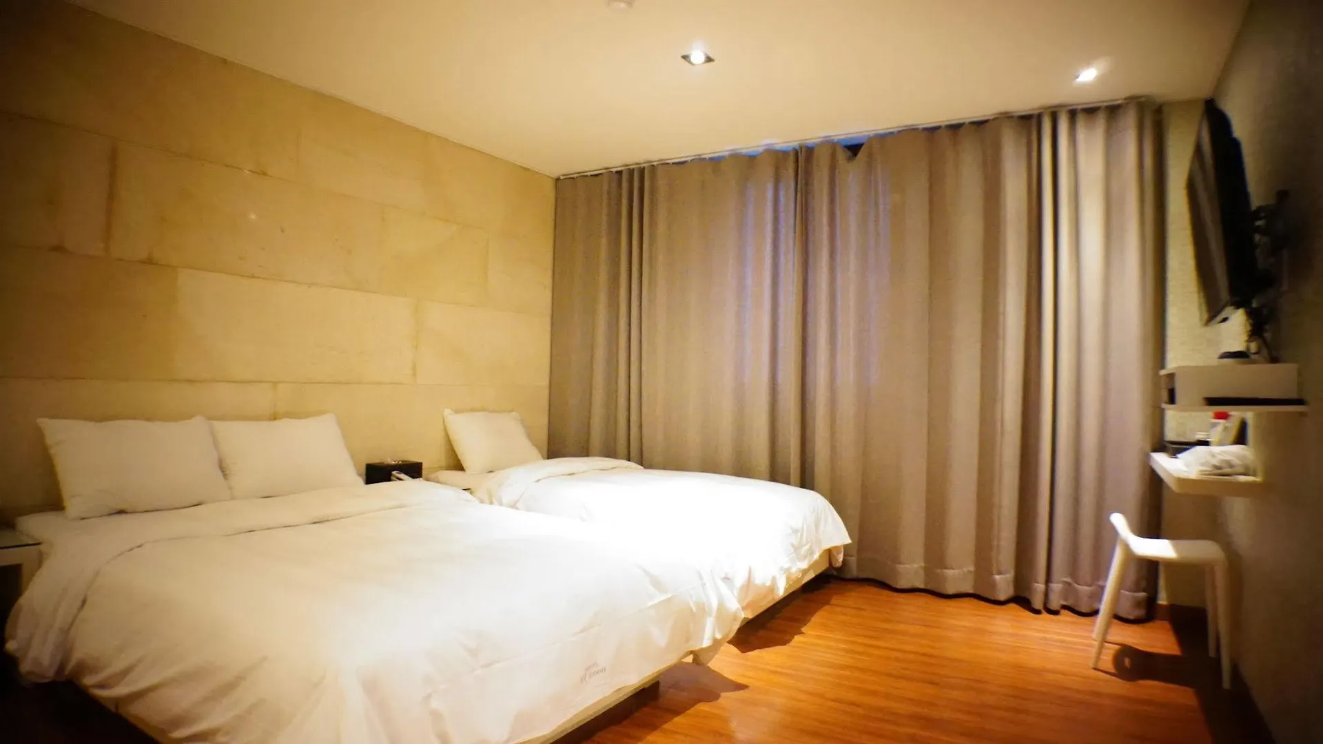 At Noon Hotel In Jeju