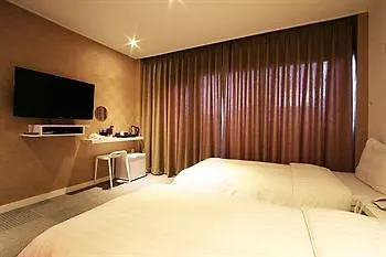 At Noon Hotel In Jeju 3*,